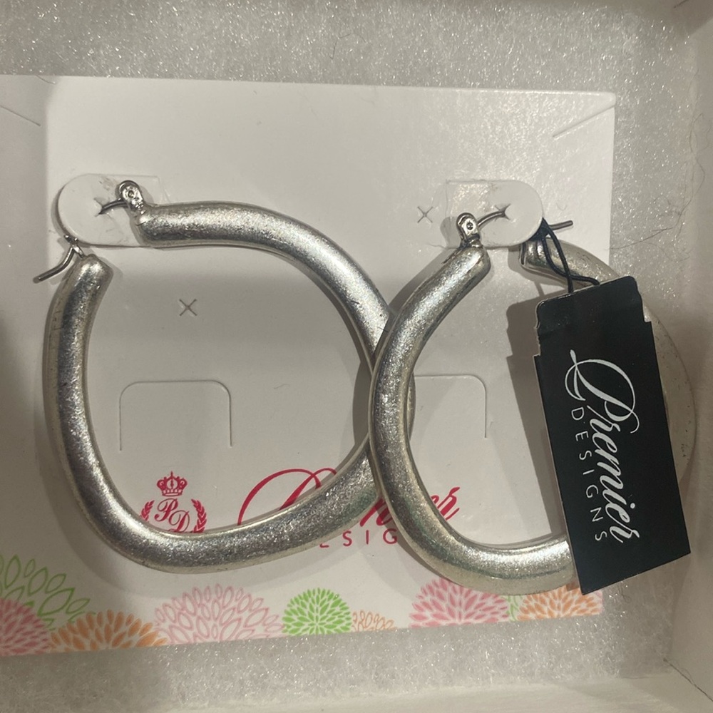 Necklacece and earring set